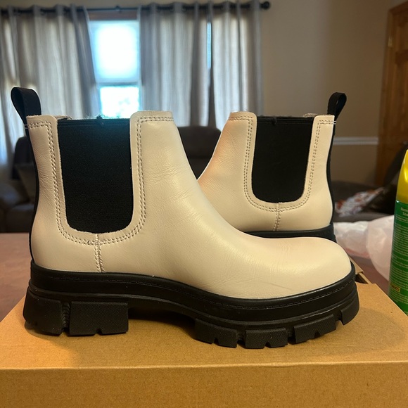UGG White Ankle Boots with Black Soles - Picture 3 of 6